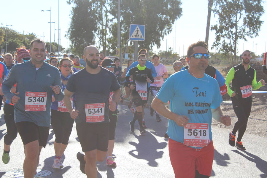 Alrededor de 4.700 corredores han tomado la salida en una mañana muy fría