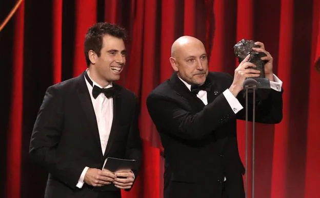 José Herrera (i), acompañado por Manuel Sirgo, recibe el Goya al Mejor Cortometraje de Animación, por su trabajo «Cazatalentos».