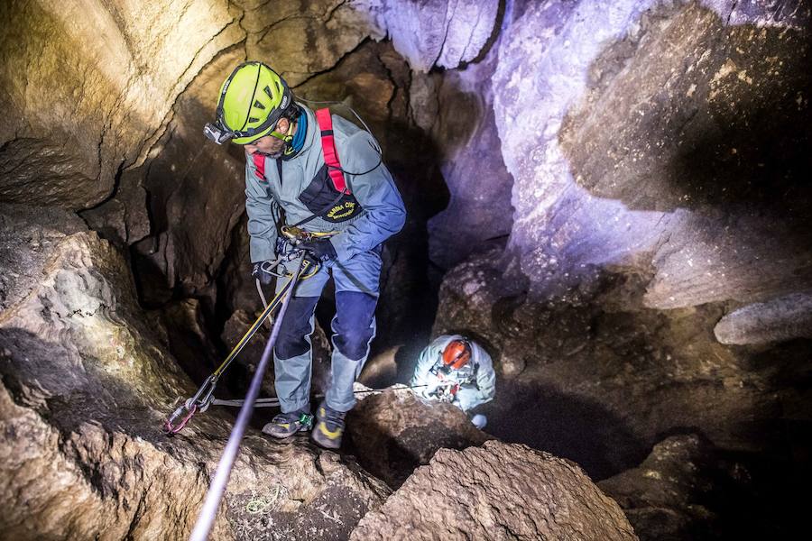 Tres de las cuatro microvoladuras para llegar al pozo de Totalán donde estaba el pequeño las hizo un agente de Granada y los primeros trabajos de coordinación los realizó su compañero