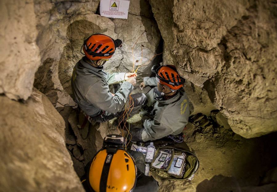 Tres de las cuatro microvoladuras para llegar al pozo de Totalán donde estaba el pequeño las hizo un agente de Granada y los primeros trabajos de coordinación los realizó su compañero