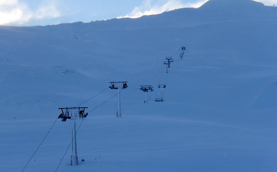 La estación de esquí ha abierto en la mañana de este domingo después de estar cerrada durante toda la jornada de este pasado sábado