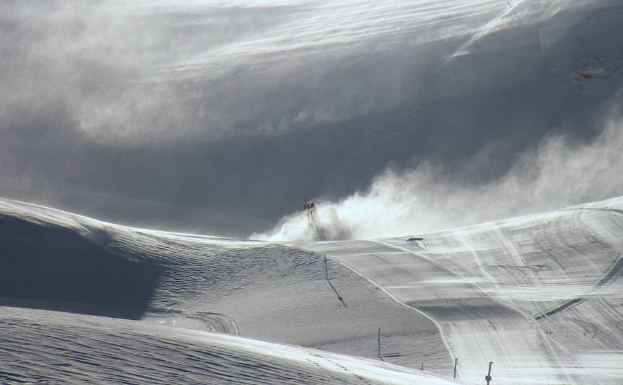 La estación de esquí ha abierto en la mañana de este domingo después de estar cerrada durante toda la jornada de este pasado sábado