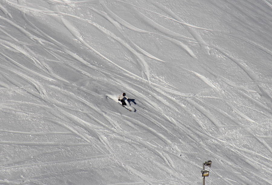 La estación de esquí ha abierto en la mañana de este domingo después de estar cerrada durante toda la jornada de este pasado sábado