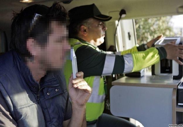 Un conductor se somete a una prueba de drogas en presencia de un agente de la Guardia Civil de Tráfico.