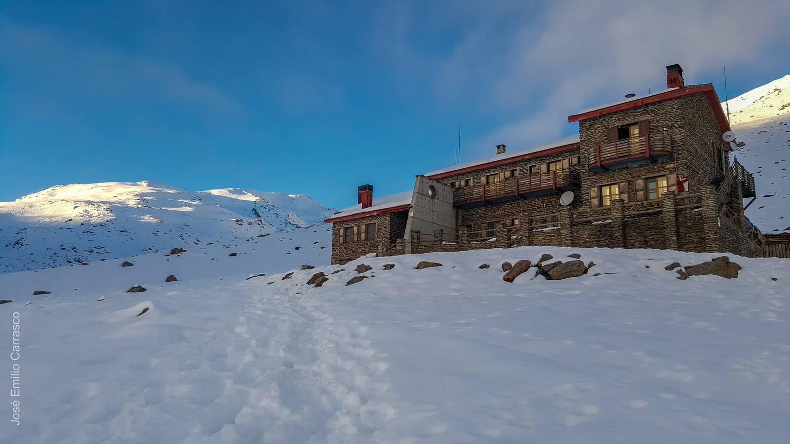 Una exposición muestra las construcciones situadas en la provincia víctimas del abandono y el olvido | Científicos y montañeros reconcocen las ancestrales estructuras de piedra, cabañas y cortijos de pastores, como iconos de las cumbres nevadenses