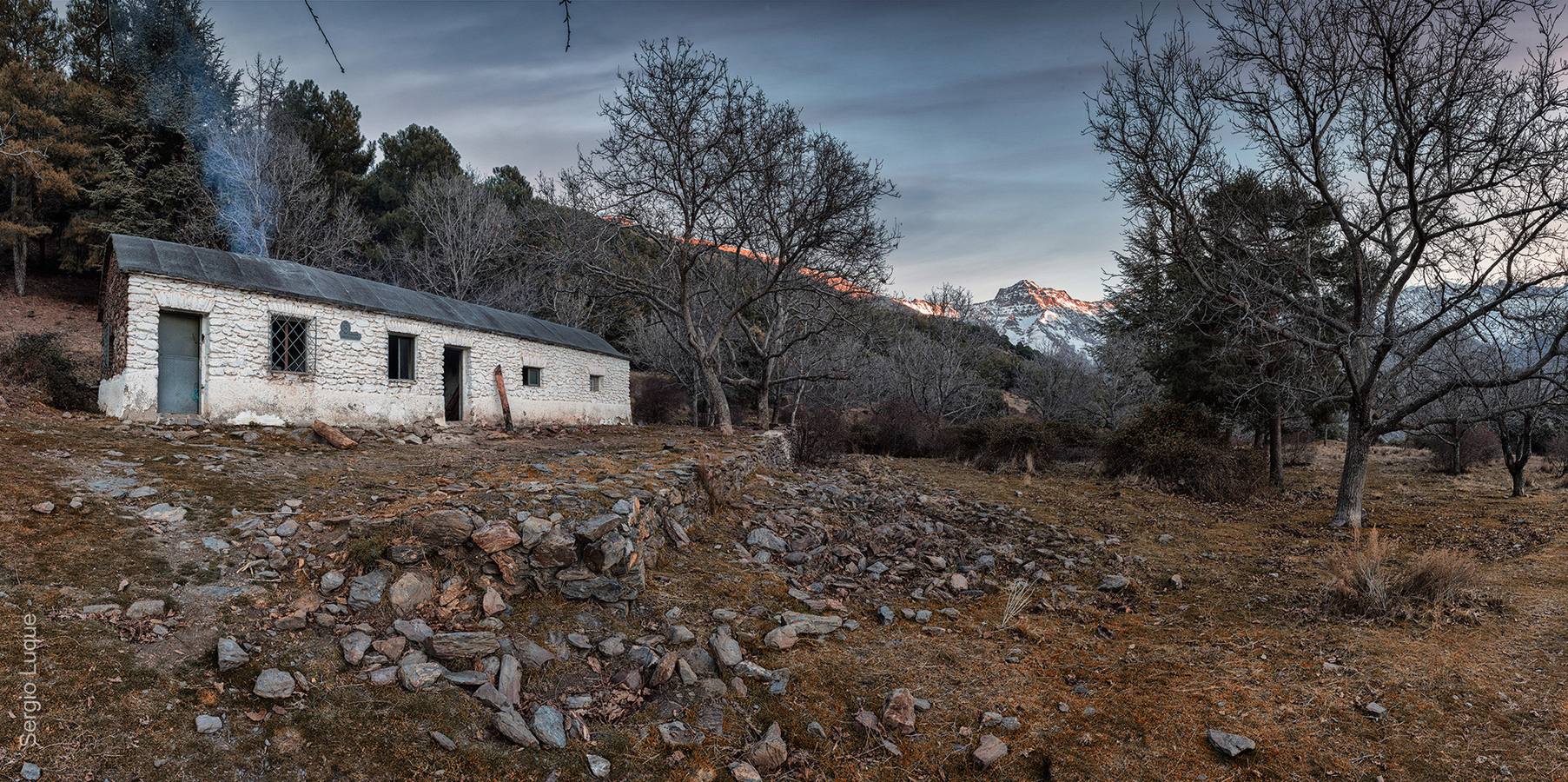 Una exposición muestra las construcciones situadas en la provincia víctimas del abandono y el olvido | Científicos y montañeros reconcocen las ancestrales estructuras de piedra, cabañas y cortijos de pastores, como iconos de las cumbres nevadenses