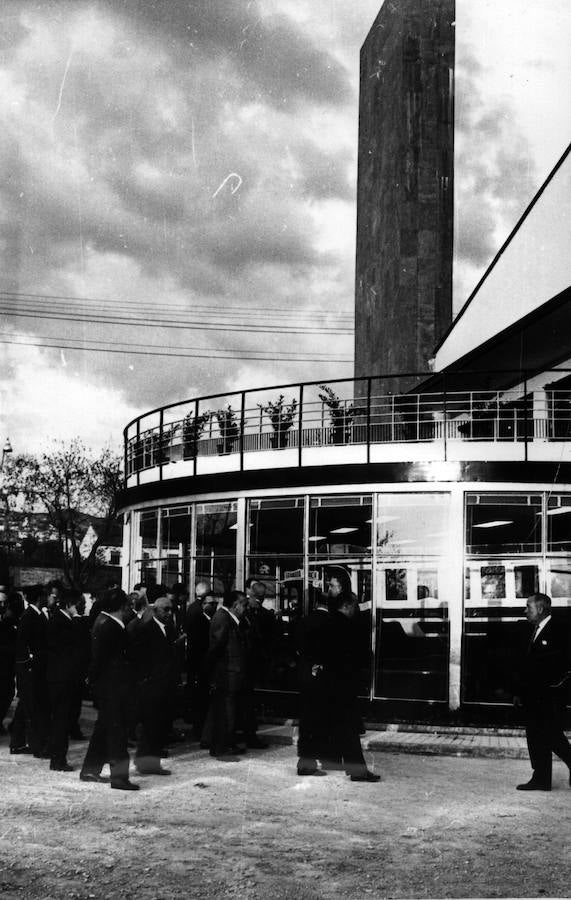 Los ministros Manuel Fraga Iribarne y Jorge Vigón Suero-Díaz durante su visita a las instalaciones de la Estación de Autobuses de Alsina Graells ubicadas en el Camino de Ronda en la capital granadina. Abril de 1964