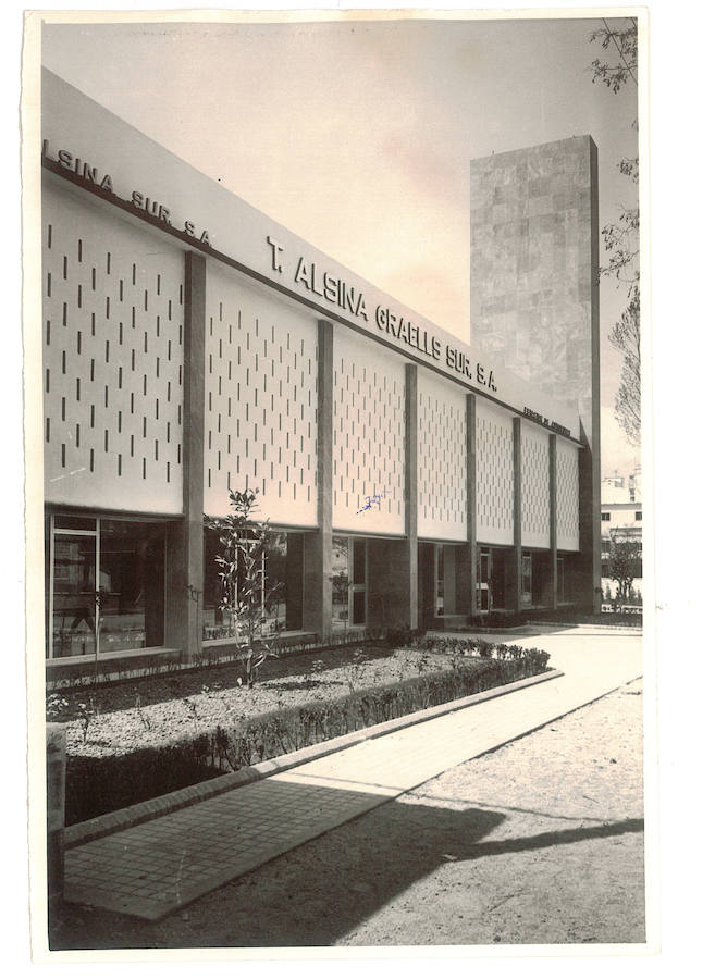 Vista exterior del edificio de la Estación de Alsina poco después de su inauguración. 1964