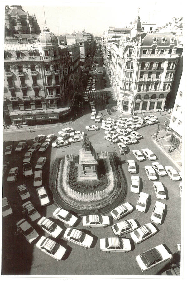 Imagen secundaria 2 - Imágenes de las protestas del verano de 1985 en la Plaza del Carmen y en la de Isabel La Católica. De vuelta a 2019, Manolo González hace el signo de OK en aprobación de las protestas actuales de sus compañeros.