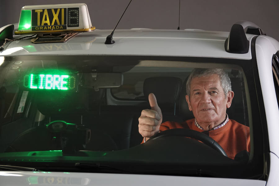 Imagen secundaria 1 - Imágenes de las protestas del verano de 1985 en la Plaza del Carmen y en la de Isabel La Católica. De vuelta a 2019, Manolo González hace el signo de OK en aprobación de las protestas actuales de sus compañeros.