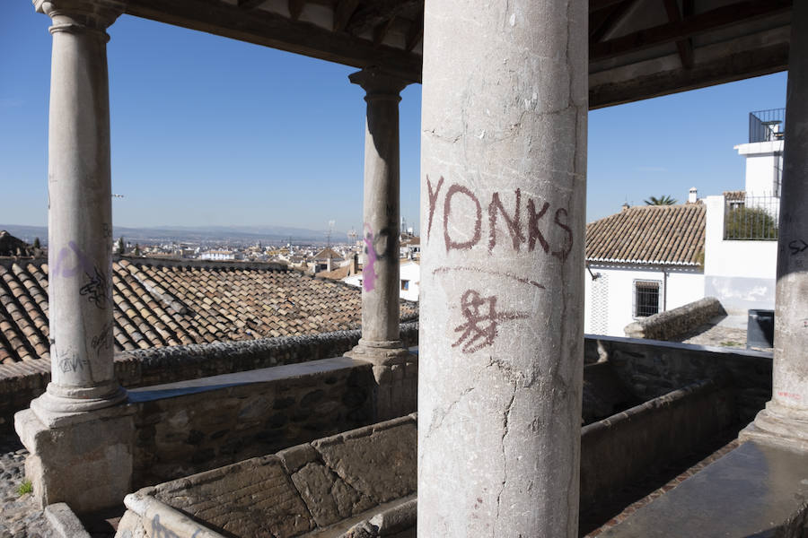 Los vecinos denuncian el abandono de la placeta y piden al Ayuntamiento un plan de conservación que frene su deterioro y los botellone