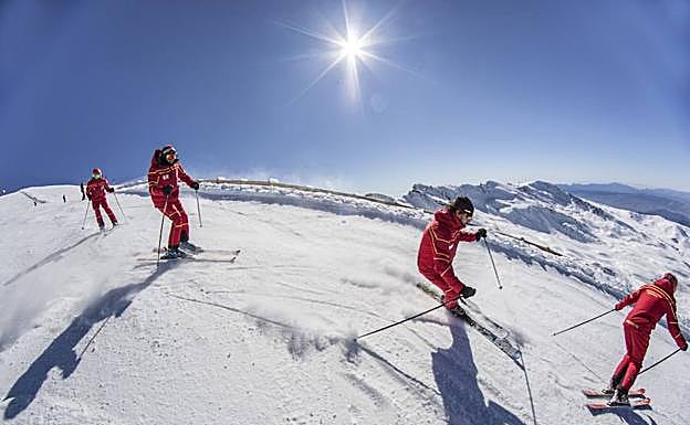 La borrasca deja 104 kilómetros de pistas y nieve polvo en Sierra Nevada