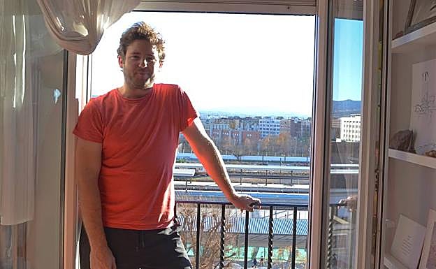 Guillermo Egea es uno de los vecinos que tiene que sufrir el fuerte sonido del Talgo durante la madrugada. 