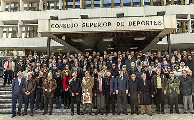 Foto de archivo con un centenar de plusmarquistas españoles, en la sede del CSD. 