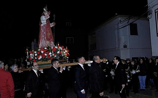 Los fieles sacan en procesión a su patrono
