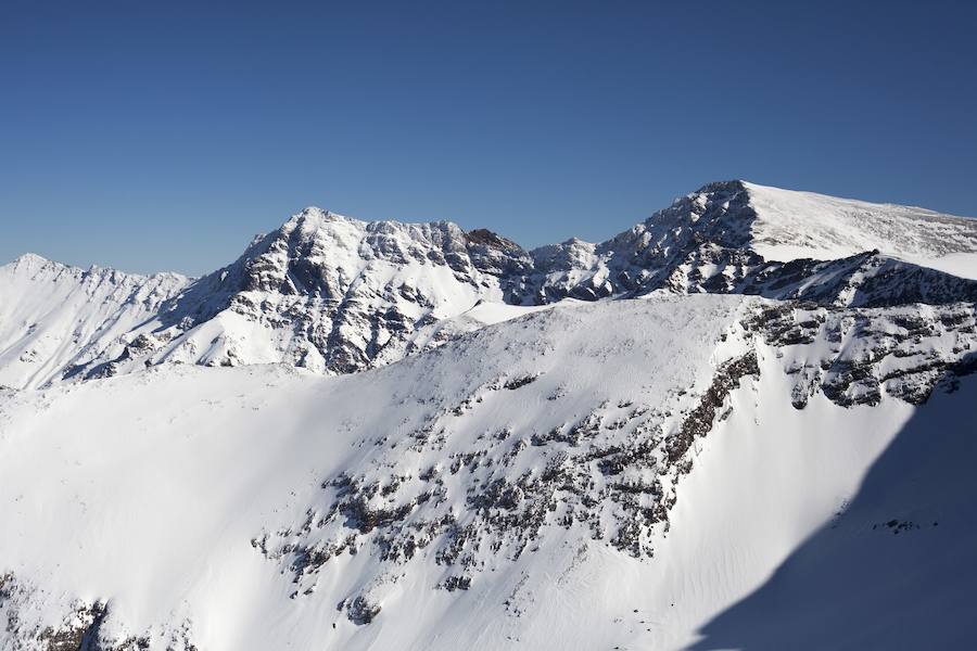 Nieve polvo, 104 kilómetros esquiables, entre 60 y 220 centímetros de espesor y sol, las mejores condiciones para los esquiadores
