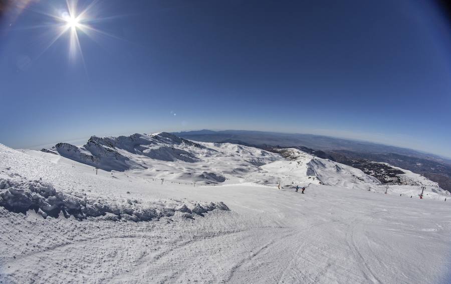 Nieve polvo, 104 kilómetros esquiables, entre 60 y 220 centímetros de espesor y sol, las mejores condiciones para los esquiadores