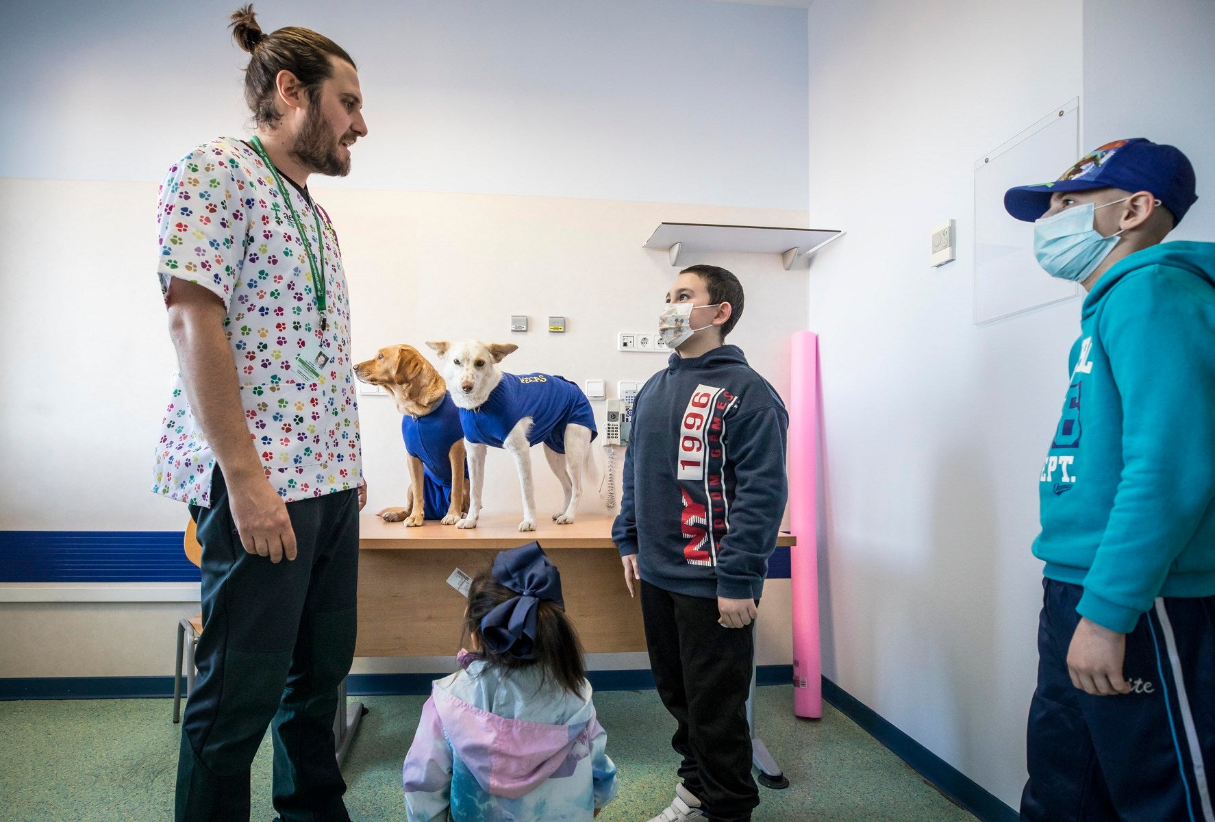 Parcitipan en sesiones de terapia individualizada de 45 minutos cada martes con niños de las unidades de Oncología y Cirugía Infantil del Materno-Infantil del Virgen de las Nieves