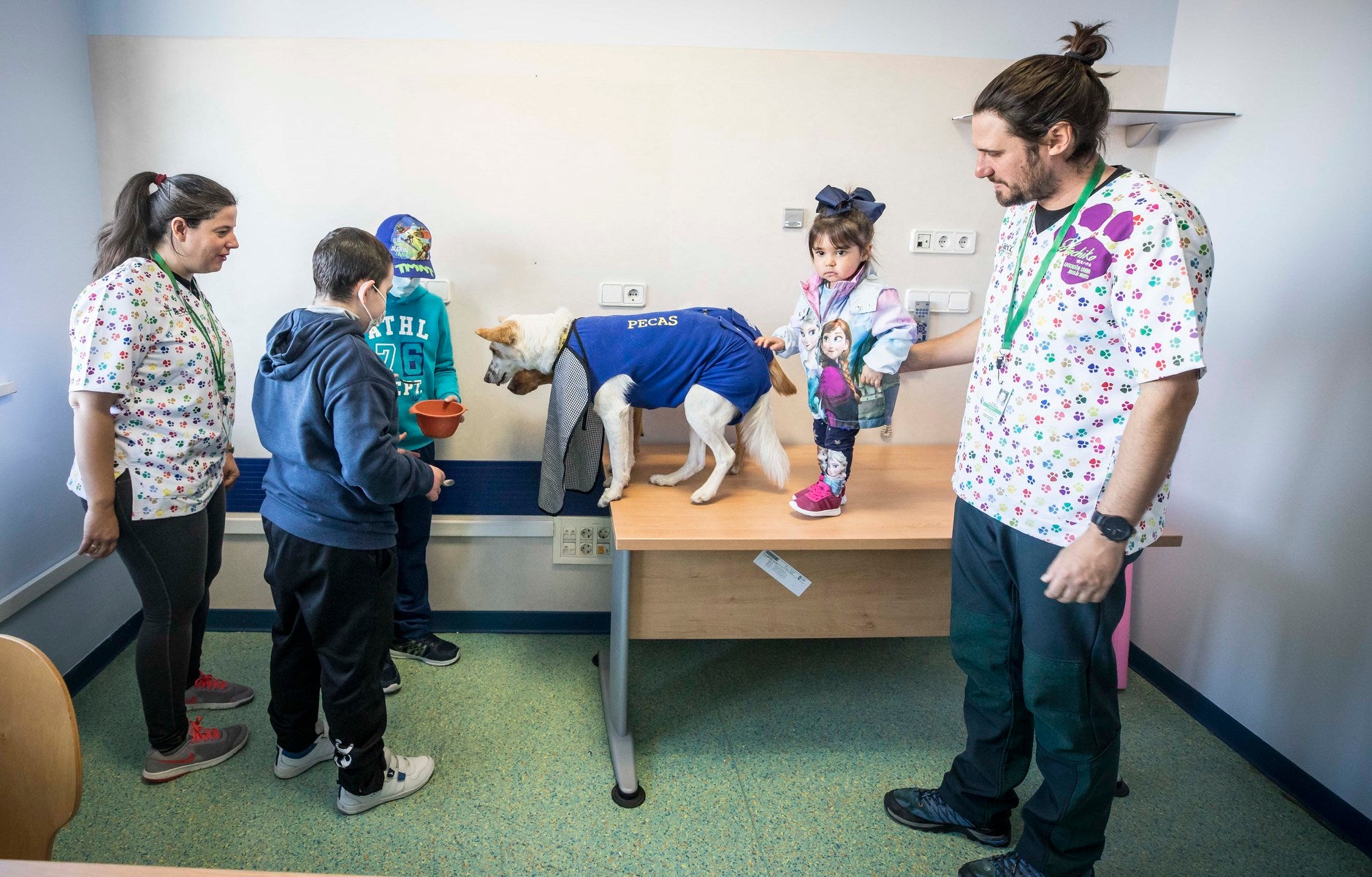 Parcitipan en sesiones de terapia individualizada de 45 minutos cada martes con niños de las unidades de Oncología y Cirugía Infantil del Materno-Infantil del Virgen de las Nieves