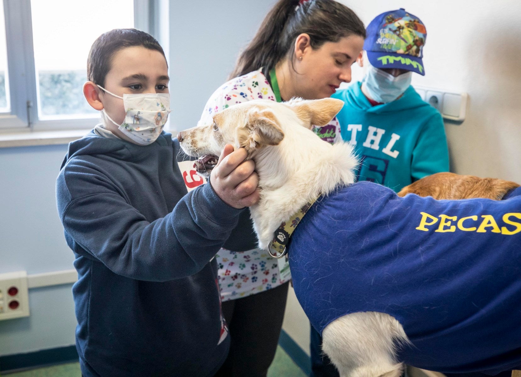 Parcitipan en sesiones de terapia individualizada de 45 minutos cada martes con niños de las unidades de Oncología y Cirugía Infantil del Materno-Infantil del Virgen de las Nieves