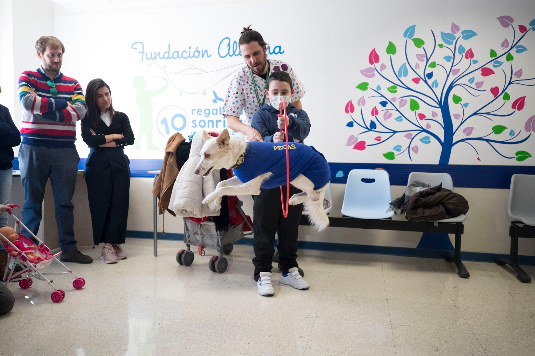 Parcitipan en sesiones de terapia individualizada de 45 minutos cada martes con niños de las unidades de Oncología y Cirugía Infantil del Materno-Infantil del Virgen de las Nieves