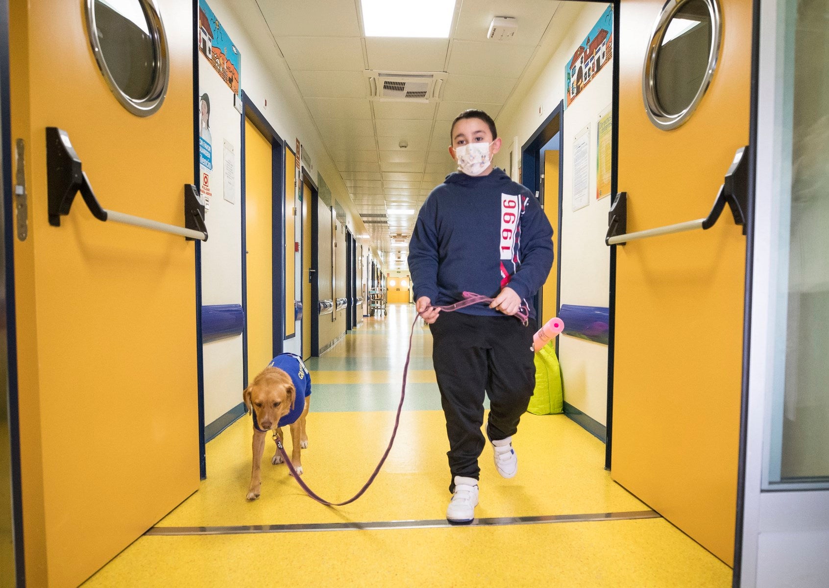 Parcitipan en sesiones de terapia individualizada de 45 minutos cada martes con niños de las unidades de Oncología y Cirugía Infantil del Materno-Infantil del Virgen de las Nieves