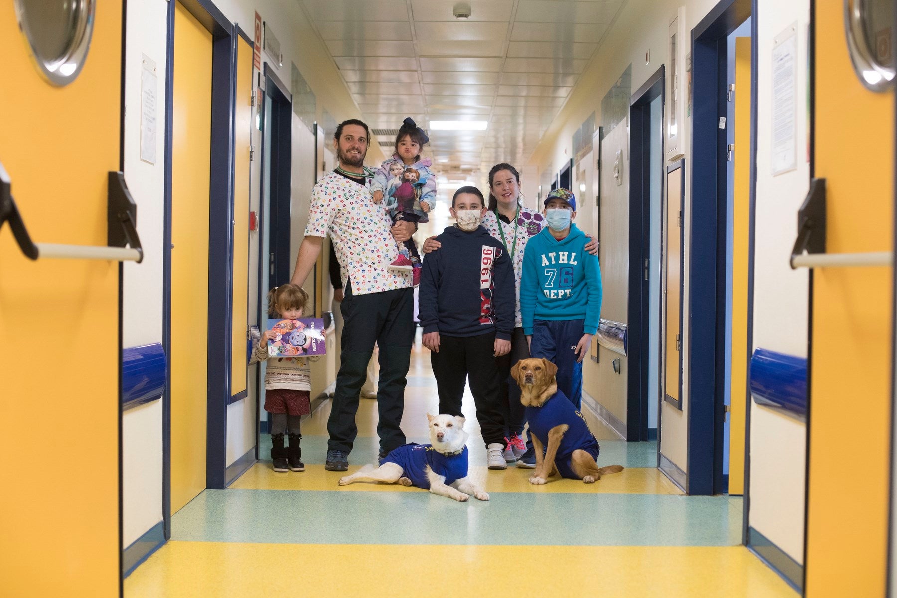 Parcitipan en sesiones de terapia individualizada de 45 minutos cada martes con niños de las unidades de Oncología y Cirugía Infantil del Materno-Infantil del Virgen de las Nieves