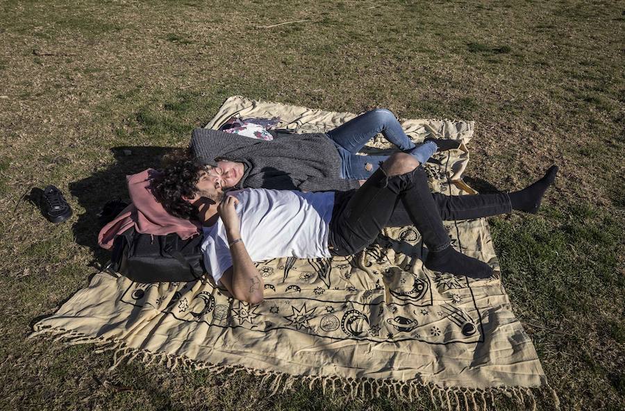 El mercurio anda revuelto en los primeros días de febrero y el buen tiempo está dejando estampas propias de la primavera en toda la provincia, sobre todo a mediodía. La temperaturas varían tanto en apenas unas horas que la ropa de abrigo de la mañana sobra a la hora de comer. Algunos no han desaprovechado para tumbarse al sol en algunos puntos de la capital granadina... ¡en manga corta!