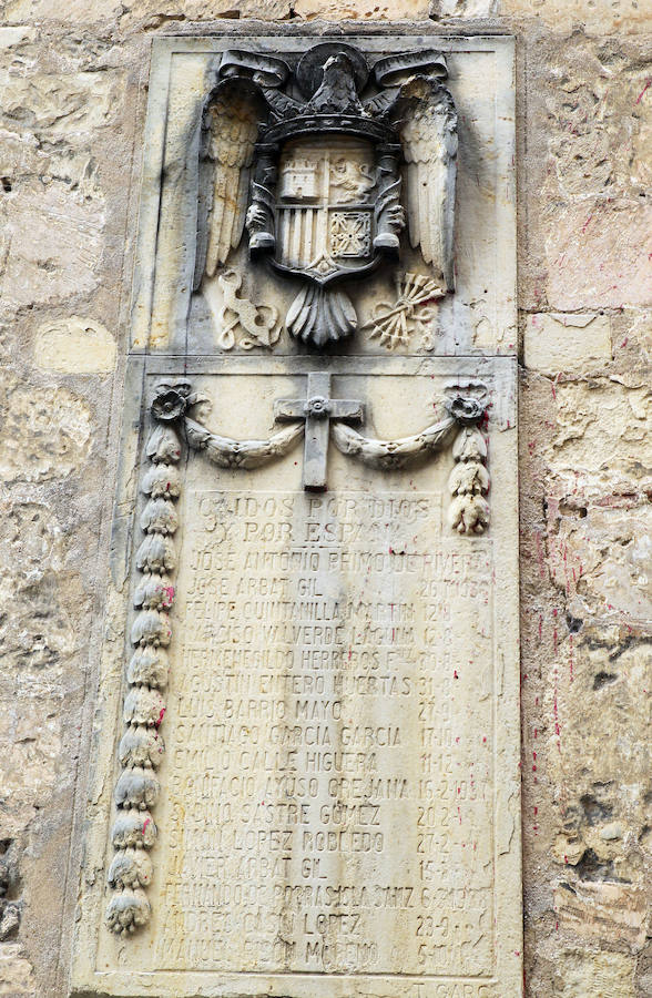 Inscripción por 'los caídos por Dios y por España', en la iglesia de San Miguel, en la ciudad de Segovia.