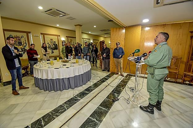 El jefe de la Brileg, Marcos Llago, con los periodistas. A la derecha, el general Marcos Llago durante su intervención.