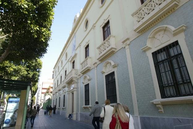 Fachada del colegio de La Salle, en plena Rambla y lugar donde iría esta superficie comercial.