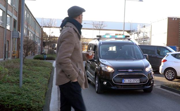 Ford prueba un sistema de iluminación para comunicarse con los peatones