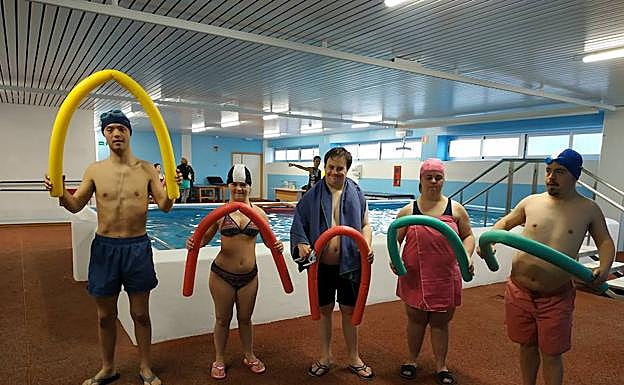 Usuarios de la Asociación Granadown a punto de empezar en la sala de hidroterapia. 