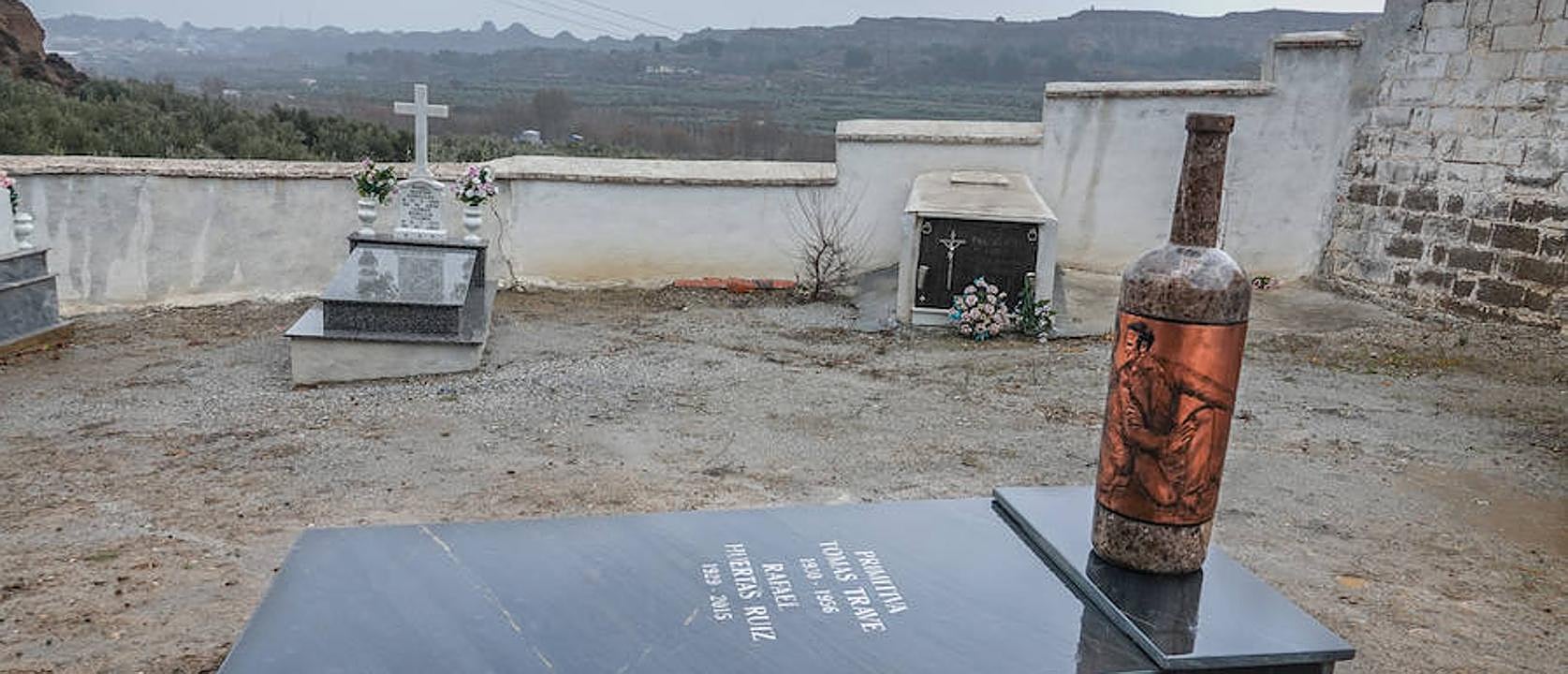 Una tumba con forma de botella de vino en Granada | Vino del vino