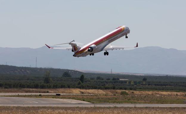 Un avión de la aerolínea Iberia despega del aeropuerto de Granada.