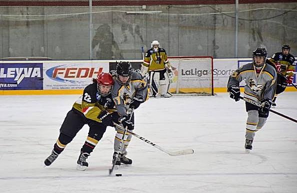 Marta Barbosa intenta cortar el ataque visitante. 