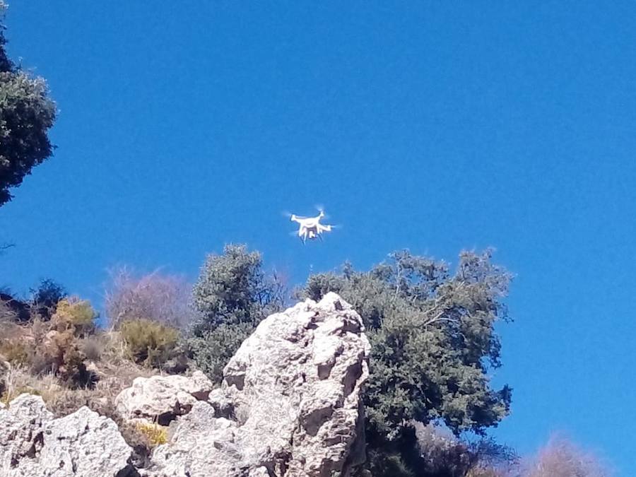 Un dron de la Guardia Civil rastrea la zona en busca del joven desaparecido