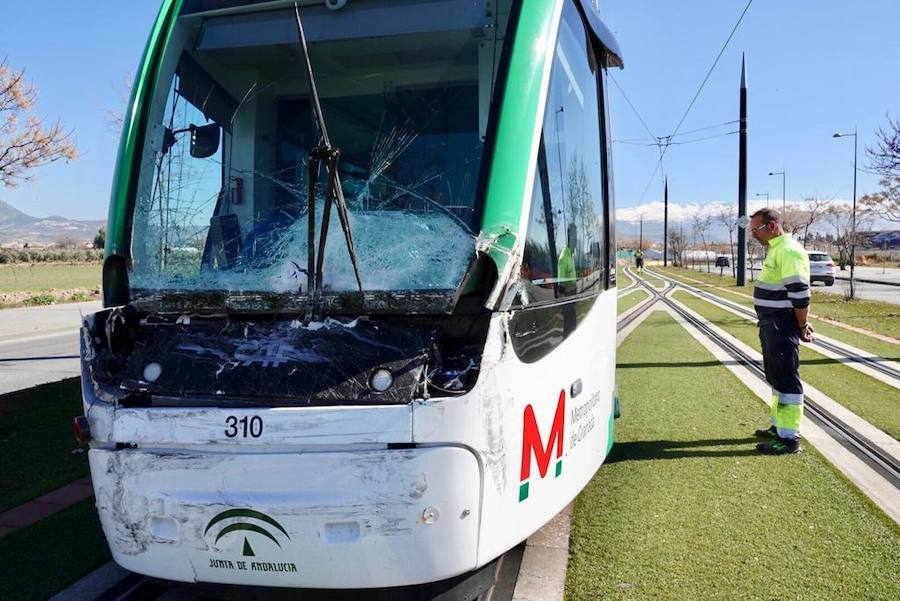 El choque ha provocado que se tenga que cortar la circulación entre la estación de autobuses y Albolote