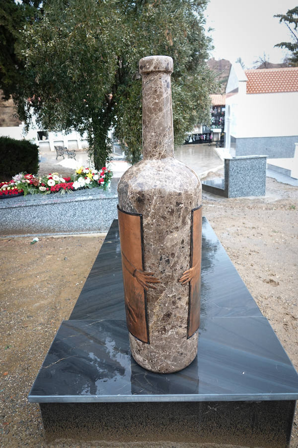 Así es la tumba con forma de botella de vino, realizada por el artista Pepe Yagües y ubicada en el cementerio de El Marchal, en Granada.