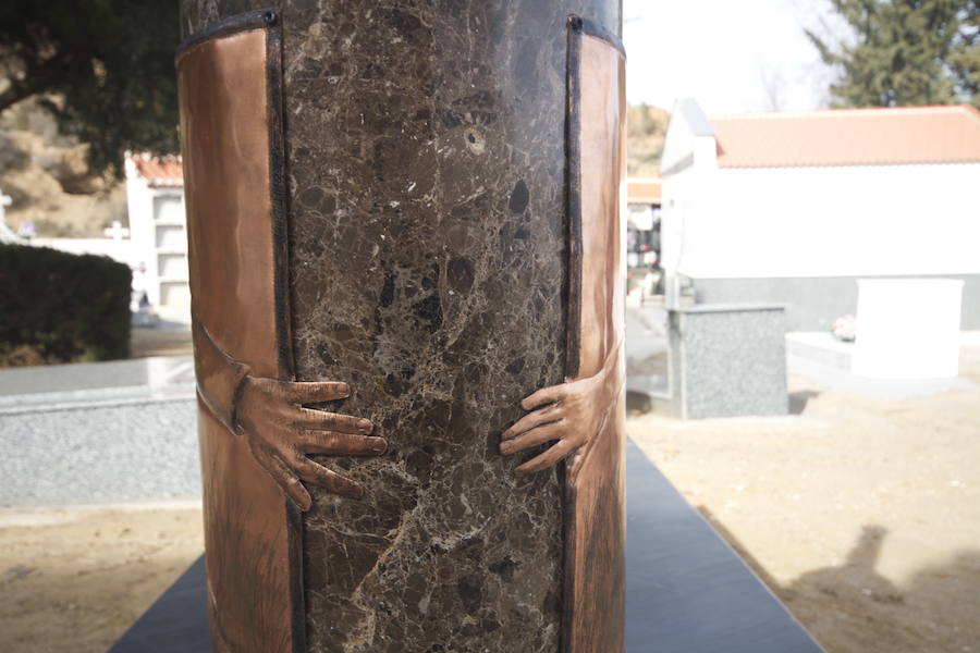 Así es la tumba con forma de botella de vino, realizada por el artista Pepe Yagües y ubicada en el cementerio de El Marchal, en Granada.