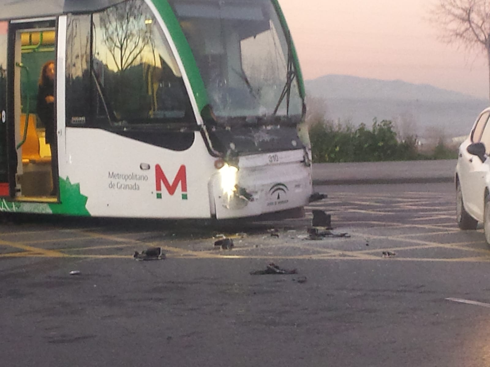 En la mañana de este miércoles e ha procudido un choque entre un camió y un vagón del metro en el Polígono Juncaril. No ha habido heridos, pero en las imágenes se pueden apreciar los daños materiales
