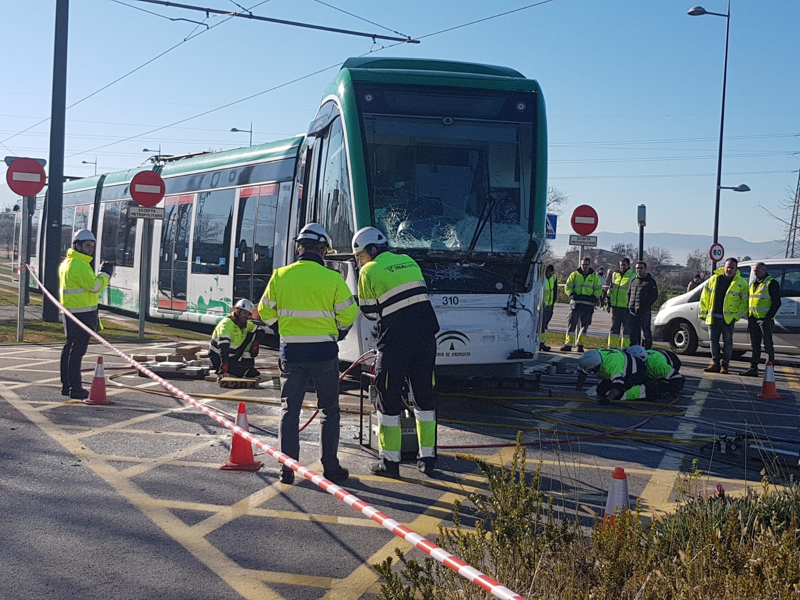 En la mañana de este miércoles e ha procudido un choque entre un camió y un vagón del metro en el Polígono Juncaril. No ha habido heridos, pero en las imágenes se pueden apreciar los daños materiales