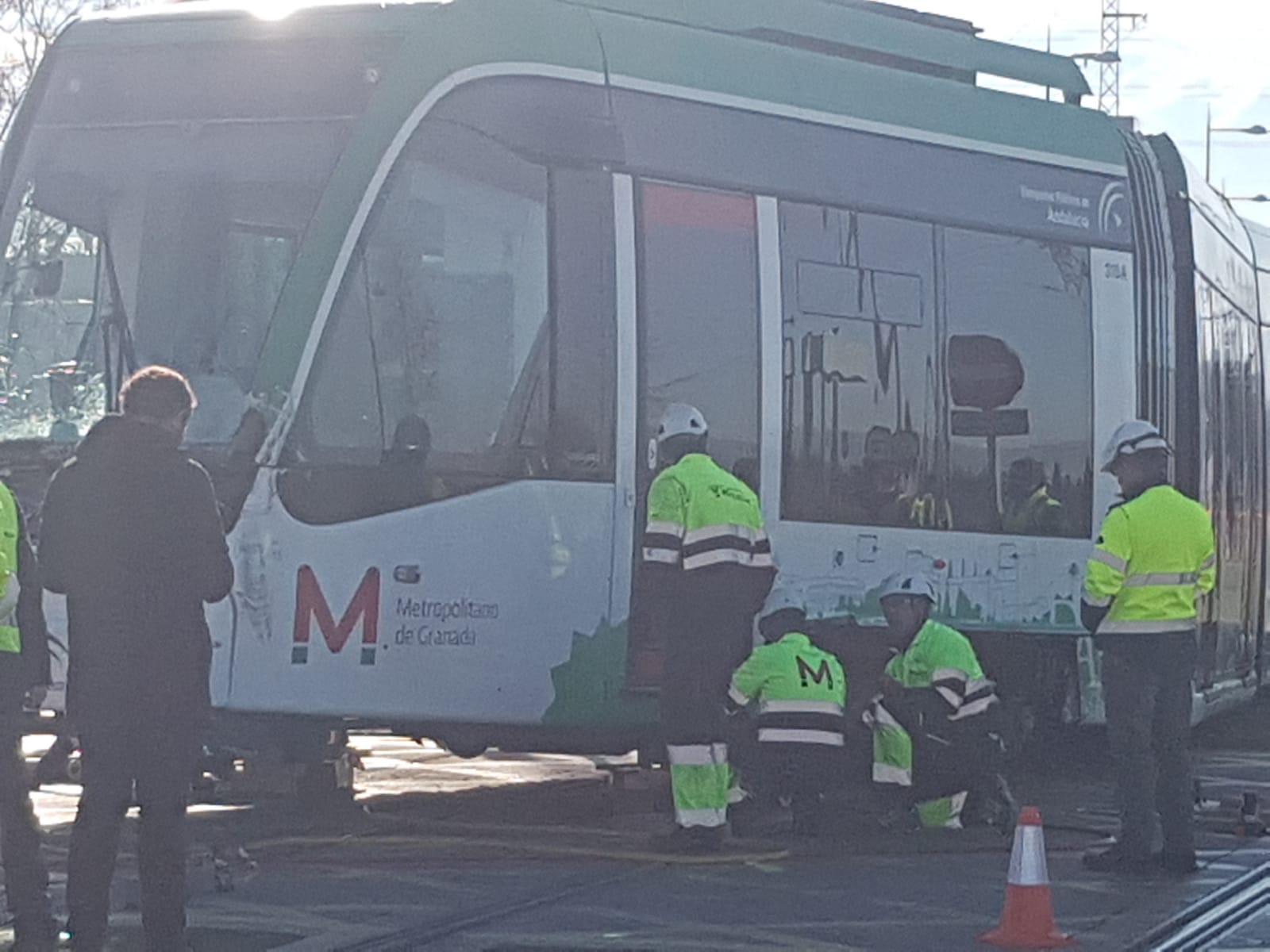 En la mañana de este miércoles e ha procudido un choque entre un camió y un vagón del metro en el Polígono Juncaril. No ha habido heridos, pero en las imágenes se pueden apreciar los daños materiales