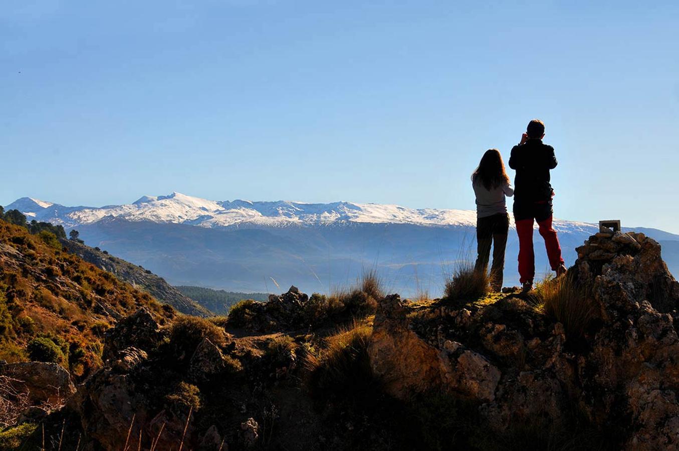 Una decena de paseos por espacios naturales para hacer en pareja, más otras tres en el entorno próximo de la ciudad. Una forma especial de celebrar San Valentín y la semana de los enamorados Desde la Alfaguara . El recorrido entre Fuente Grande y el campamento de la Alfaguara depara imágenes imprescindibles en tiempos de invernada