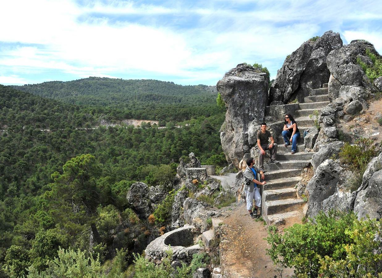 Trinchera del Fraile . Es una construcción militar de la Guerra Civil que se encuentra en muy buen estado y desde donde se divisa gran parte del interior de la sierra de Huétor