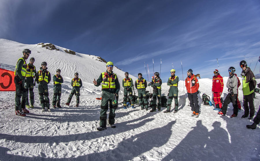 Fotos: Formación de guardias civiles en Sierra Nevada