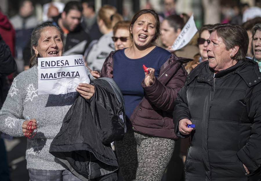 Unos 600 vecinos piden a las instituciones y la responsable de la red eléctrica que pongan solución a los problemas de suministro que sufren desde finales de 2018