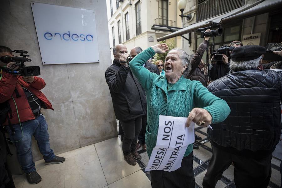 Unos 600 vecinos piden a las instituciones y la responsable de la red eléctrica que pongan solución a los problemas de suministro que sufren desde finales de 2018