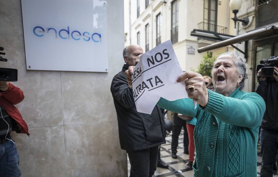 Unos 600 vecinos piden a las instituciones y la responsable de la red eléctrica que pongan solución a los problemas de suministro que sufren desde finales de 2018