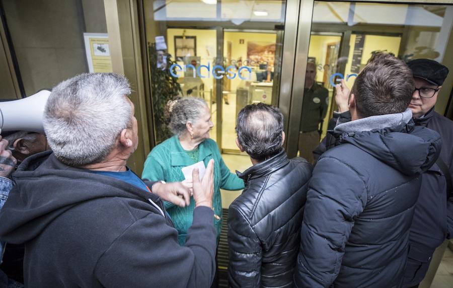 Unos 600 vecinos piden a las instituciones y la responsable de la red eléctrica que pongan solución a los problemas de suministro que sufren desde finales de 2018